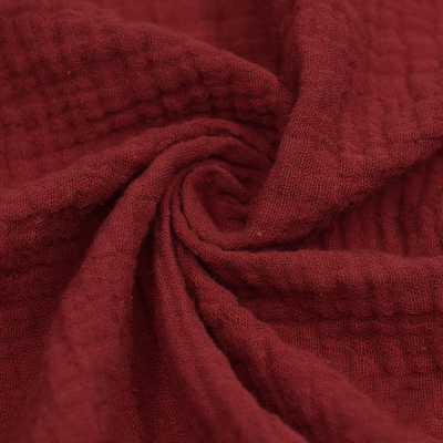 Quatro camadas 125-130GSM enrugam a tela Gauze Fabric vermelho de gaze