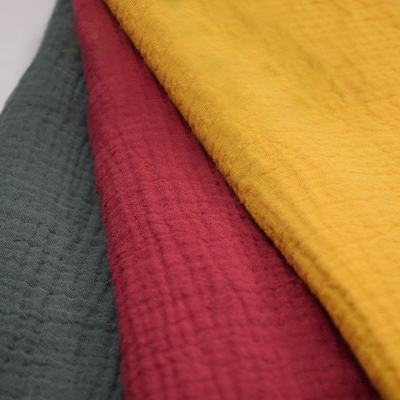 Quatro camadas 125-130GSM enrugam a tela Gauze Fabric vermelho de gaze