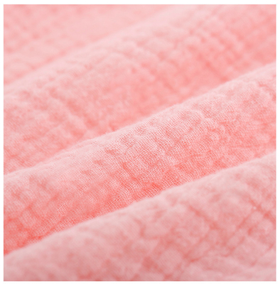 Três camadas do algodão macio cor-de-rosa Gauze Fabric Yarn Dyed 144X114 confortável